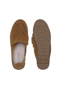 Brązowe zamszowe mokasyny z frędzlami, perforowanymi akcentami i teksturowaną gumową podeszwą dla lepszej przyczepności. Gładkie wykończenie wnętrza.