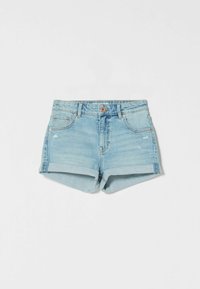 Ljusblå denimshorts med upprullade fållar, detaljerade med fem fickor och en knappknäppning framtill. Slät textur med lätt blekning.