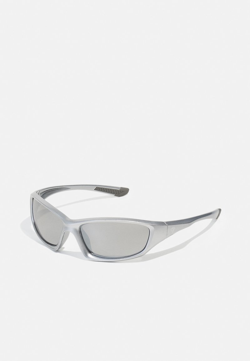 Óculos de sol cinzentos com uma estrutura de plástico leve e elegante. Apresenta lentes cinzentas tintadas e detalhes laterais texturizados para maior aderência.