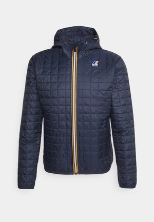 Navy gewatteerde jas met een capuchon, voorzien van een volledige rits met gele en witte accenten, en een logo op de borst. Soepele textuur.