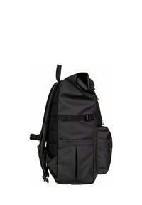 Mochila negra con un material elegante y resistente al agua, respaldo acolchado, múltiples compartimentos, correas ajustables y un bolsillo de malla lateral.
