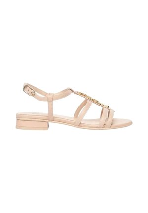 Naakte leren sandaal met een lage blokhak, voorzien van meerdere bandjes en een decoratieve kettingaccent op het bovenwerk. Verstelbare enkelriem.