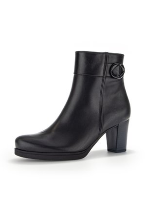 Stivaletto in pelle nera con tacco spesso, punta rotonda e decorazione laterale. Texture liscia, design elegante.