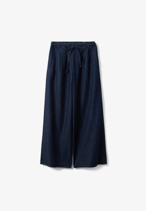 Pantalon large bleu foncé avec taille élastique et cordon noué à l'avant, avec poches latérales et une texture lisse.