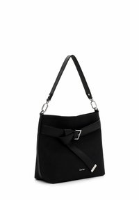 Borsa nera con esterno liscio, dotata di un dettaglio con manico in pelle annodata, base piatta e accessori in metallo argentato.