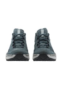 Ζευγάρι αθλητικά παπούτσια σε σκούρο τιρκουάζ με μαύρα κορδόνια και γκρι σόλες, ορατά από μπροστά με φόντο λευκό.