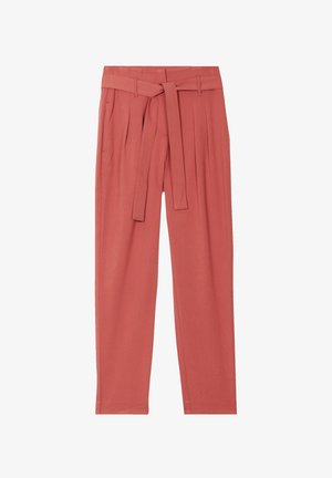 Pantalons ajustés d'un rouge rose avec une taille haute, des plis et une ceinture assortie. Tissu lisse avec un design droit et épuré.