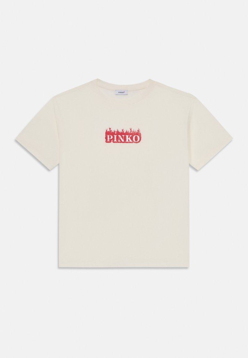 Camiseta de algodón crema con un logotipo bordado en rojo y acentos en forma de llamas. Mangas cortas y escote redondo. Corte relajado.