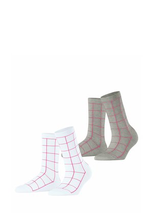 Set aus zwei Paar Socken: eine weiße mit pinkem Karomuster und eine graue mit pinkem Karomuster. Beide verfügen über eine weiche Textur und ein Wadenhohes Design.