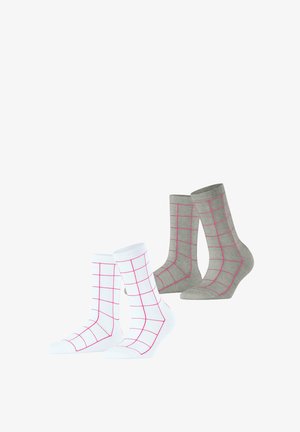 Set van twee paar sokken: een witte met een roze ruitpatroon, een grijze met een roze ruitpatroon. Beide hebben een zachte textuur en een ontwerp tot halverwege de kuit.