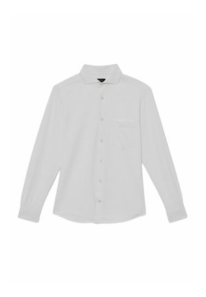Langärmeliges weißes Hemd mit durchgehendem Knopfverschluss, spitzem Kragen und Brusttasche, flach auf weißem Hintergrund liegend.