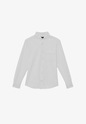 Biela košeľa s dlhým rukávom, zapínaná na gombíky, s ostro špičatým golierom a náprsným vreckom, položená na bielom pozadí.