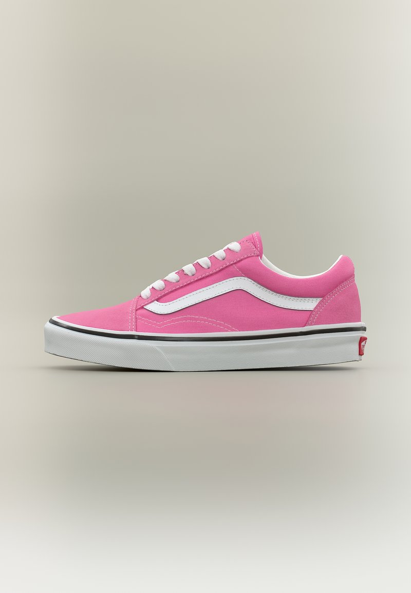 Basket rose à tige basse avec lacets blancs, bande latérale blanche et semelle épaisse blanche bordée de noir sur fond neutre.