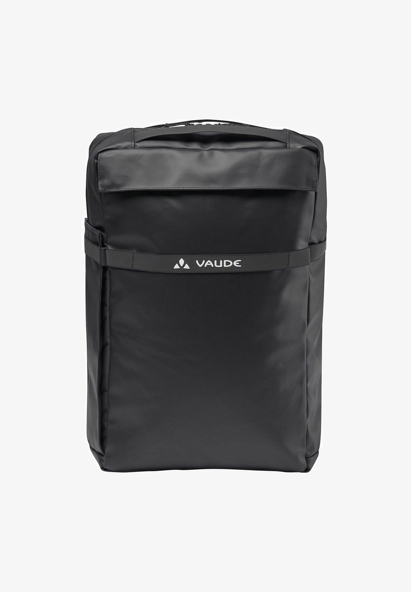 Sac à dos noir en tissu durable, de forme rectangulaire, avec une poignée supérieure et un logo à l'avant. Texture lisse sans motifs visibles.