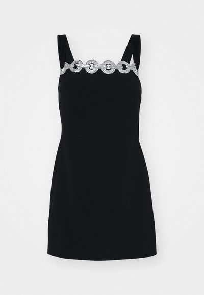 Vestido negro sin mangas con una silueta ajustada, que presenta una cadena decorativa de plata en el escote y una textura suave.