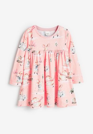 Vestido rosa de manga larga para niña pequeña con cintura fruncida, impreso con ratones sosteniendo libros, flores y usando bufandas sobre un fondo nevado.