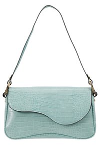 Sac à épaule bleu clair à texture crocodile avec rabat incurvé et fine bandoulière attachée par une quincaillerie dorée.