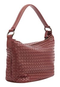 Borsa in pelle intrecciata di colore bordeaux, con forma curvata, chiusura superiore con zip e tracolla regolabile con dettagli in metallo.