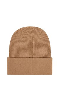 Bruine gebreide beanie met een geribbelde textuur, een omgeslagen manchette en een afgeronde bovenkant voor een comfortabele pasvorm.