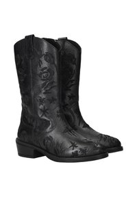 Een paar zwarte leren laarzen tot halverwege de kuit met bloemborduursels en lage blokhakken, iets naar rechts gekanteld op een witte achtergrond.