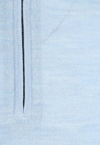 Lichtblauwe gebreide stof met een gladde textuur heeft een middennaad en een zwarte accentlijn die verticaal langs de lengte loopt.