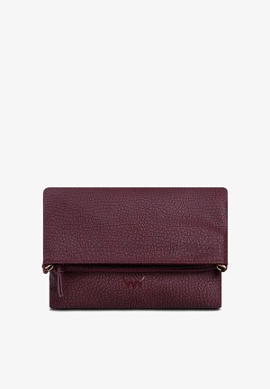 Clutch aus burgunderfarbenem Leder mit strukturierter Oberfläche, ausgestattet mit einem Reißverschluss und goldfarbenen Beschlägen. Überschlag-Design.