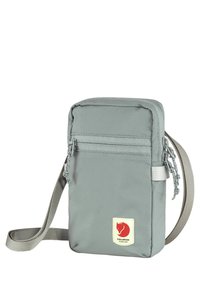 Borsa a tracolla in tessuto grigia con forma rettangolare, tasca anteriore con zip, tracolla regolabile e una patch con logo che raffigura una volpe rossa.