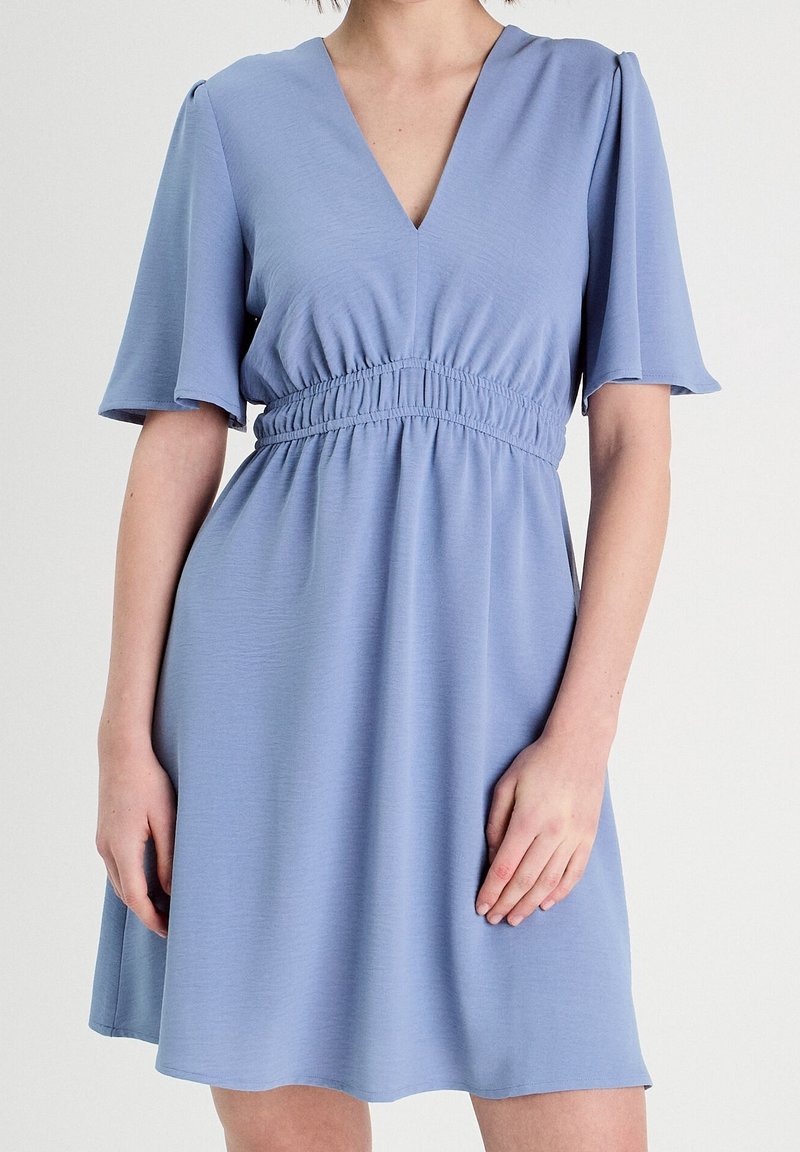 Lyseblå V-hals kjole med korte, brede ærmer og elastisk talje, der har et glat, struktureret stof og en flagrende skørt design.
