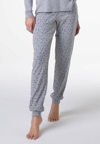 Pantaloni da pigiama grigio chiaro con un motivo di stelle navy, fascia elastica in vita e polsini affusolati. Realizzati in tessuto morbido e traspirante.