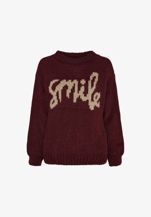 Bordeaux strikket sweater med løs pasform og rund hals, med en cremefarvet "Smile" grafik strikket på forsiden.