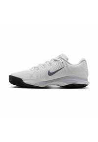 Scarpa sportiva bassa Nike bianca con tomaia testurizzata, suola nera e logo swoosh grigio scuro sul lato.