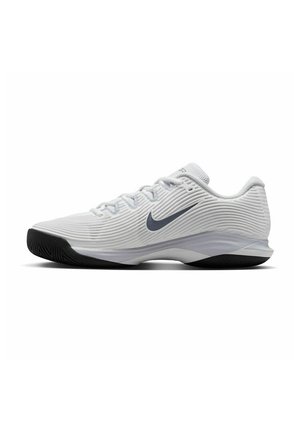 Scarpa sportiva bassa Nike bianca con tomaia testurizzata, suola nera e logo swoosh grigio scuro sul lato.