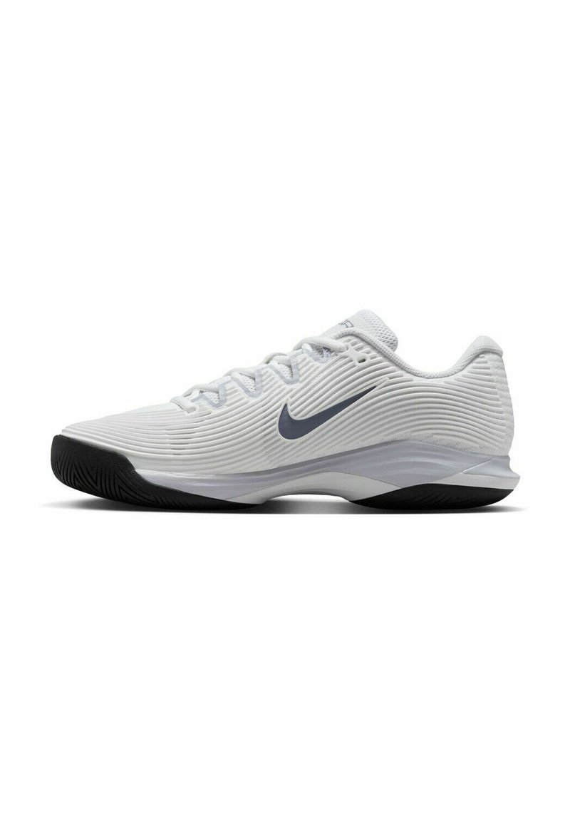 Scarpa sportiva bassa Nike bianca con tomaia testurizzata, suola nera e logo swoosh grigio scuro sul lato.