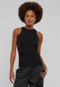 Top negru fără mâneci, realizat dintr-un material neted și aderent, cu un gât înalt. Design simplu, fără modele sau accente vizibile.