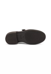 Suela de zapato negra con una textura suave y un tacón redondeado. Presenta patrones de relieve sutiles para un mejor agarre y un logo en relieve cerca del tacón.