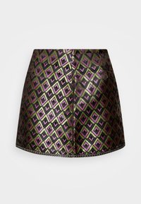 Rok met een geometrisch patroon van paarse en groene diamanten op een zwarte achtergrond; gemaakt van een glanzend textuurmateriaal, korte zoom.