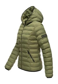 Giacca imbottita verde oliva con cappuccio, dotata di chiusura zip, tasche con zip e dettagli neri. Realizzata in materiale leggero e resistente all'acqua.