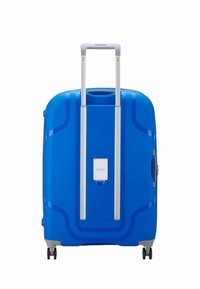 Valigia rigida di un blu vivace con una superficie strutturata. Dotata di manico telescopico, dettagli in argento e ruote per la mobilità.