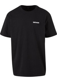 Sort bomulds T-shirt med korte ærmer, rund hals og et lille hvidt logo "DEFSHOP" på venstre brystområde.