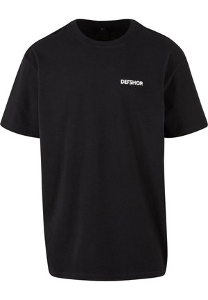 Juodas medvilnės marškinėliai trumpomis rankovėmis, apvalia iškirpte, su mažu baltu „DEFSHOP“ logotipu kairėje krūtinės pusėje.