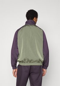 adidas Originals FC BAYERN ICON HALF ZIP - Klubiriided - base green/aurora black