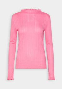Haut en maille côtelée rose à manches longues avec col montant à volants et poignets à volants, silhouette ajustée.