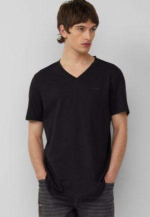 Zwarte V-hals t-shirt gemaakt van katoen, met korte mouwen en subtiele branding op de borst. Gladde textuur en normale pasvorm.