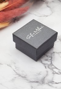 Scatola per gioielli nera con texture, di forma quadrata, con scritta in argento "Sofia Milani Jewels" sul coperchio. Finitura liscia, design compatto.