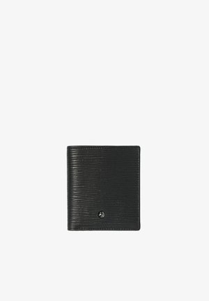 Portafoglio bifold in pelle nera testurizzata con piccolo logo rotondo argento nell'angolo in basso a destra, isolato su sfondo bianco.