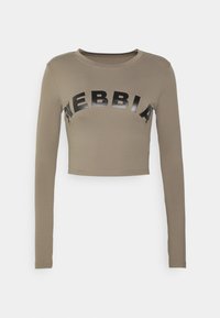 Maslinasti dugi rukavi cropped top izrađen od mekanog materijala. Na prednjoj strani se nalazi sjajni crni tekst "NEBBIA" u podebljanom sans-serif fontu.