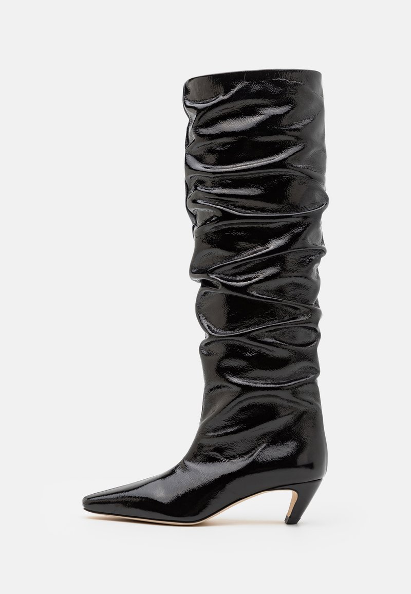 Schwarzer, glänzender kniehoher Stiefel mit geraffter Textur, spitzem Zehenbereich und niedrigem Kegelabsatz. Glattes Material mit dezentem Glanz.