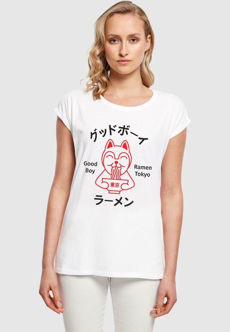 Hvid bomulds T-shirt med korte opsmøgede ærmer, prydet med en rød grafik af en kat, der holder ramen, samt tekst på japansk og engelsk.