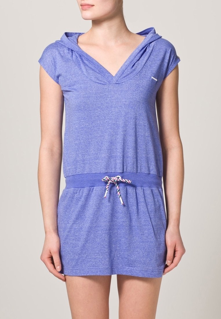 Fialové krátké šaty s kapucí, krátkými rukávy, staženým pasem s multibarevným šňůrkovým uzávěrem, měkkou texturou a volným střihem.