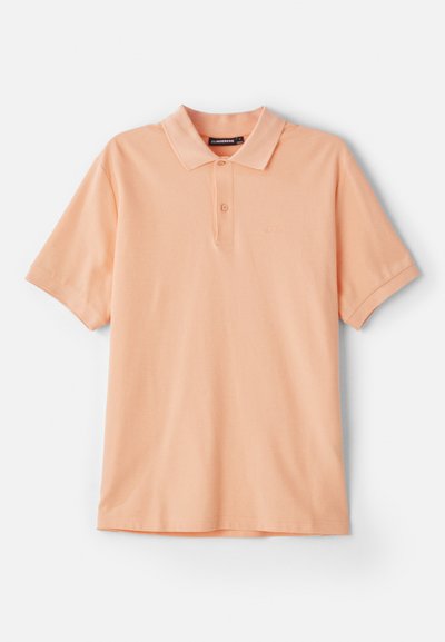 Ferskenfarvet polo t-shirt lavet af bomuld. Har en klassisk krave, korte ærmer og et diskret logo på brystet. Blød tekstur, enkelt design.
